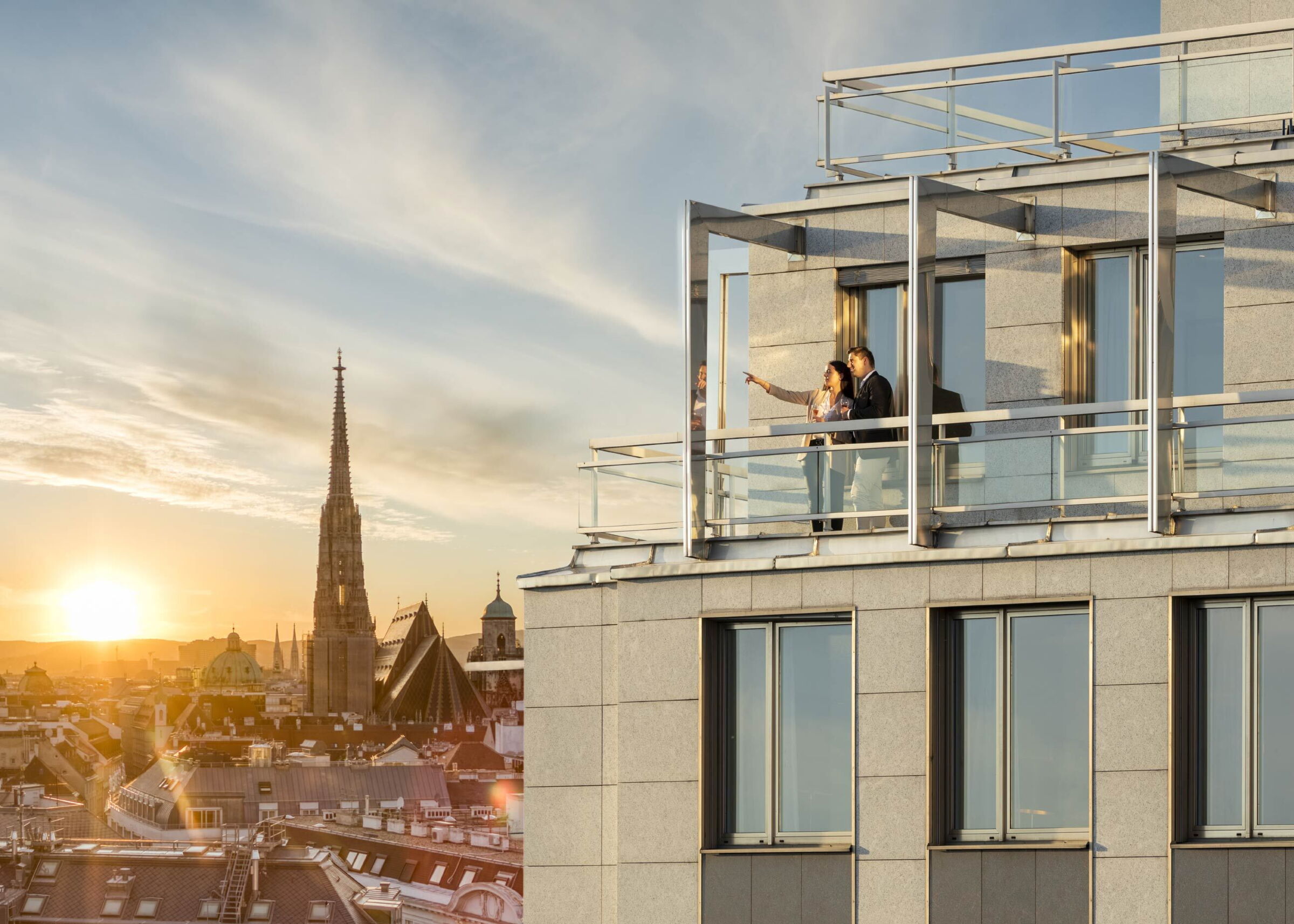 Schick Hotel in Wien beleuchtet durch den Sonnenuntergang am Wiener Horizont