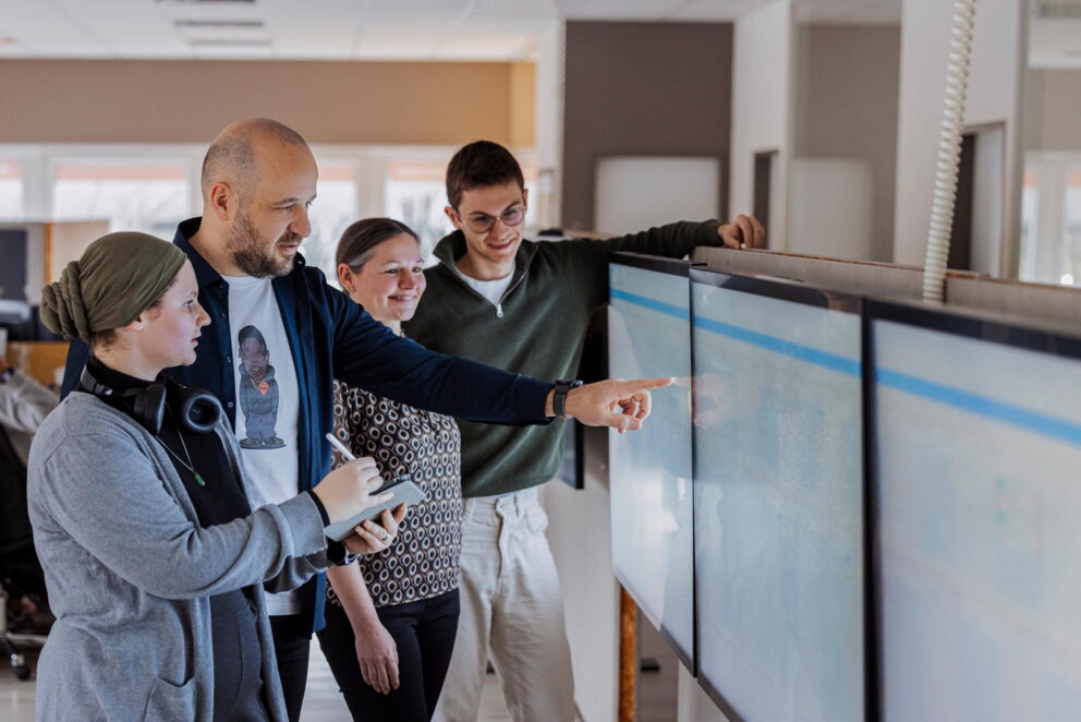Die Experten der führenden Online-Marketing Agentur NCM in Salzburg kommen zusammen, um an ihrem morgendlichen Kanban-Meeting teilzunehmen.