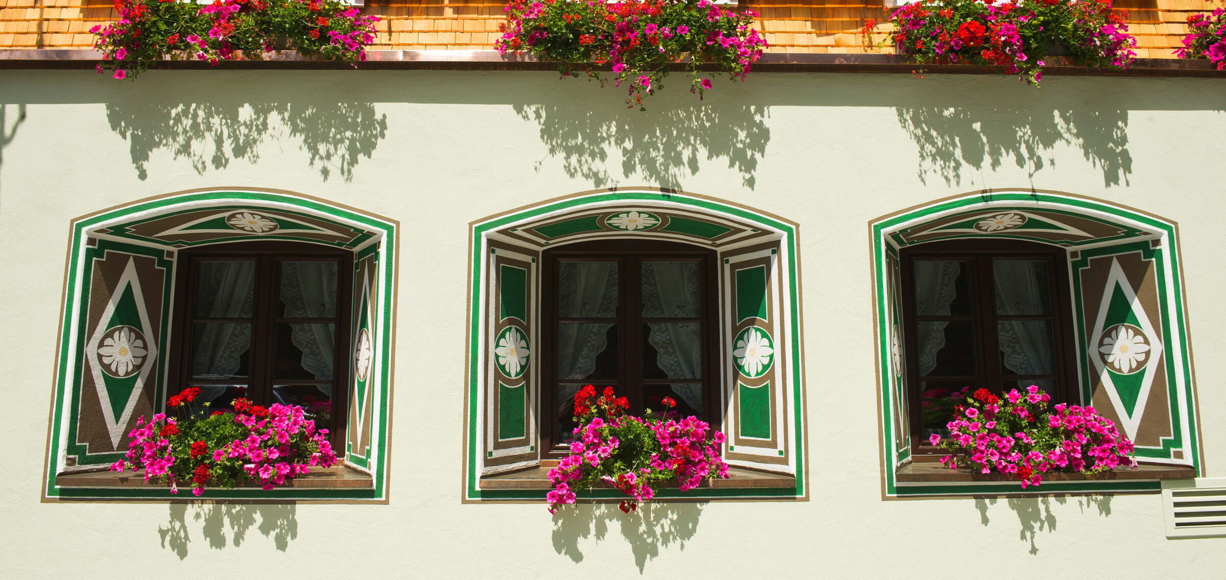 Fenster des Romantik Hotel Krone mit einem Blumenkasten dekoriert