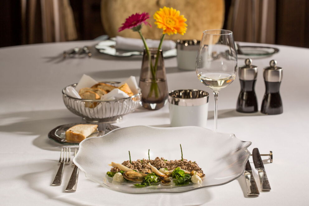 Elegant Tisch Blumen und einem Glas Wein
