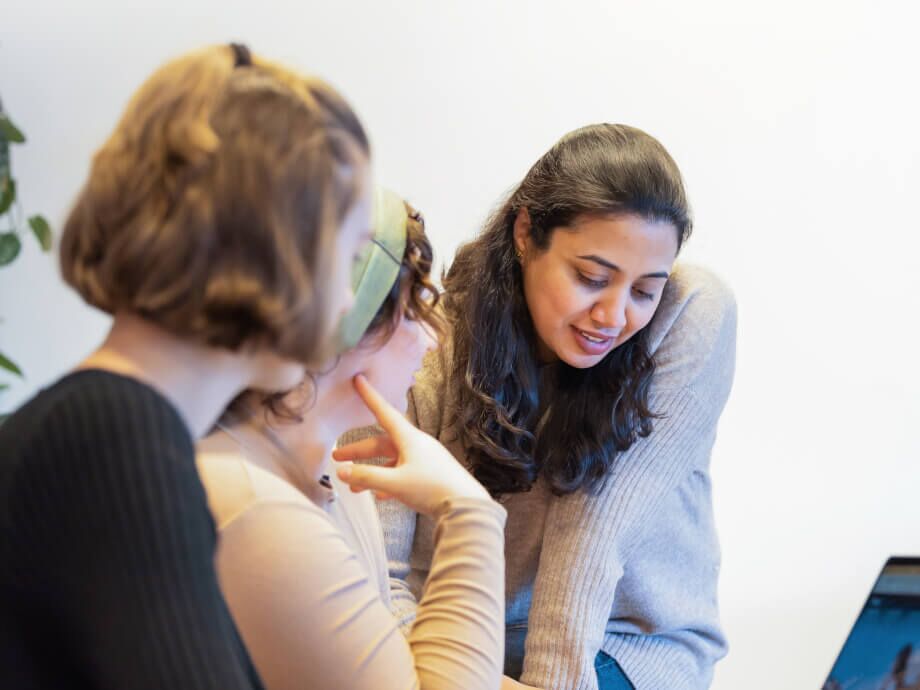 Das NCM Team während einer Schulung im Besprechungsraum