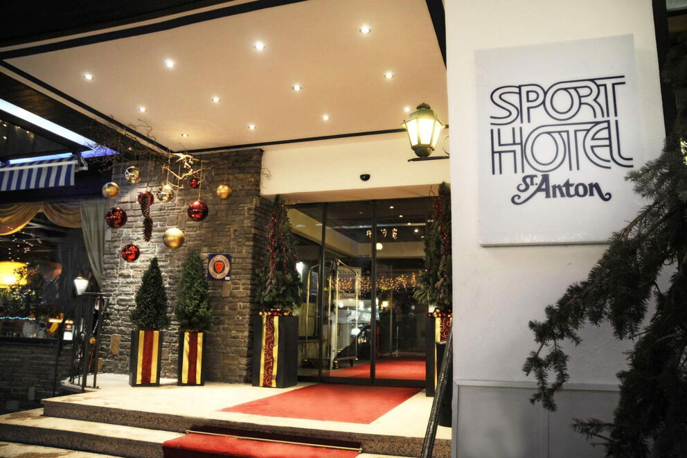 Eingangsbereich des Sporthotel St. Anton in Weihnachtlichen Stil dekoriert