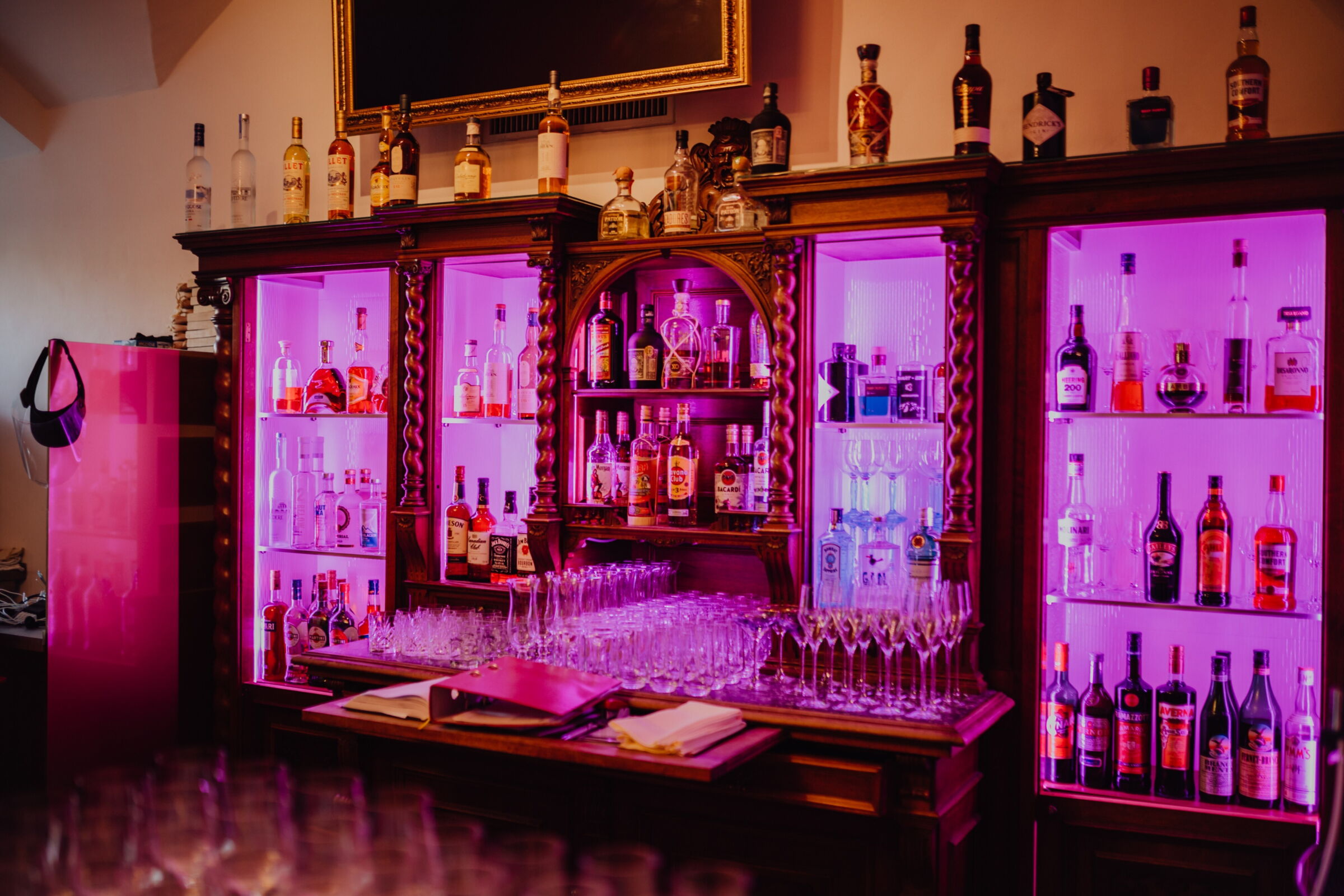 Ein Bild des Lila beleuchteten Schankraum der Castello Bar