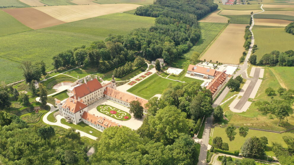 Drohnenaufnahme von oben vom Schloss Thalheim