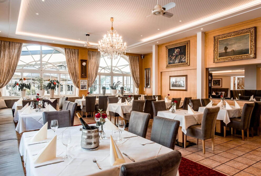Prunkvoller Speisesaal des Krone Mondsee mit Gemälden und Kronleuchtern