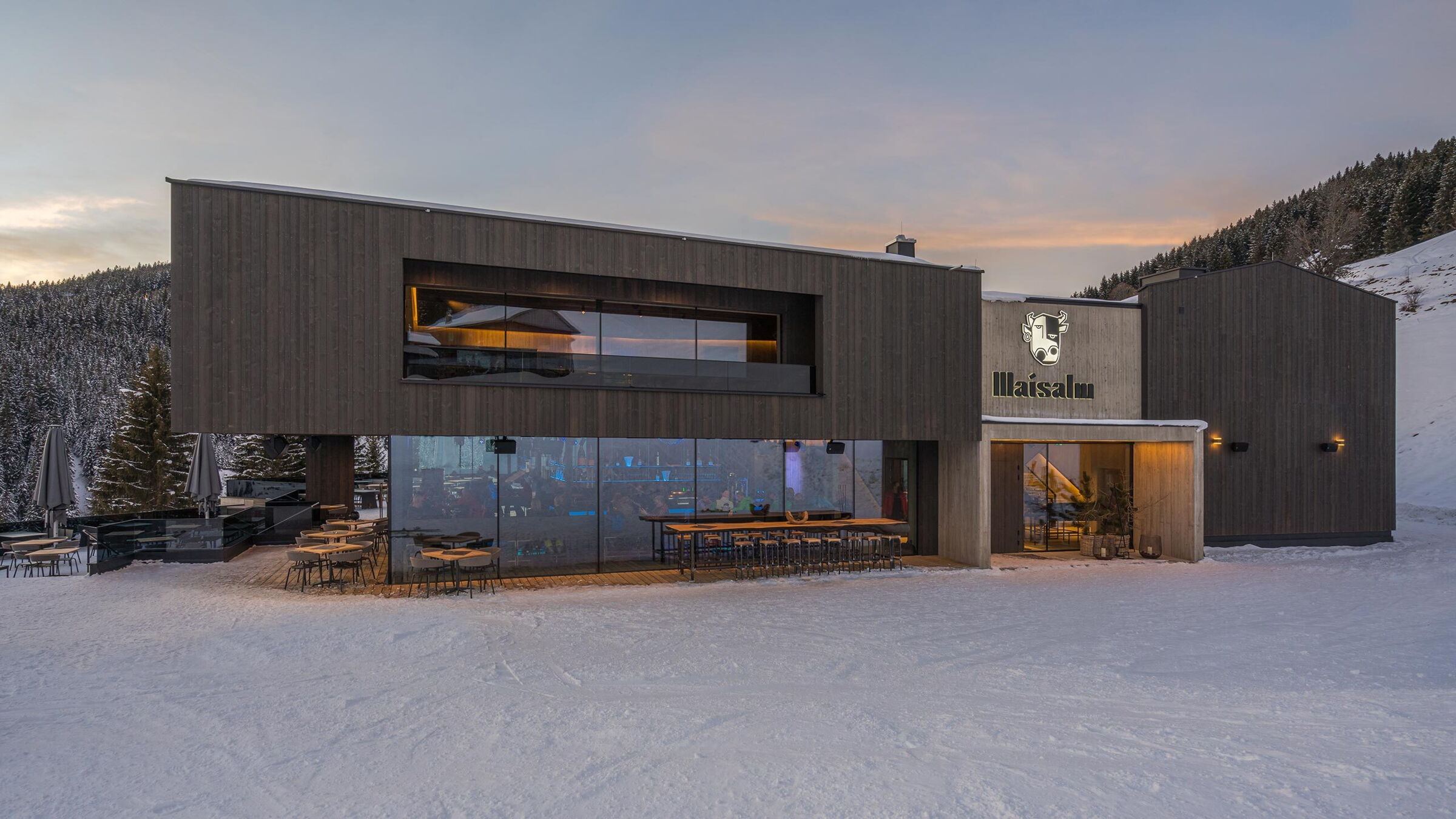 Außenansicht der architektonisch modern gebauten Maisalm