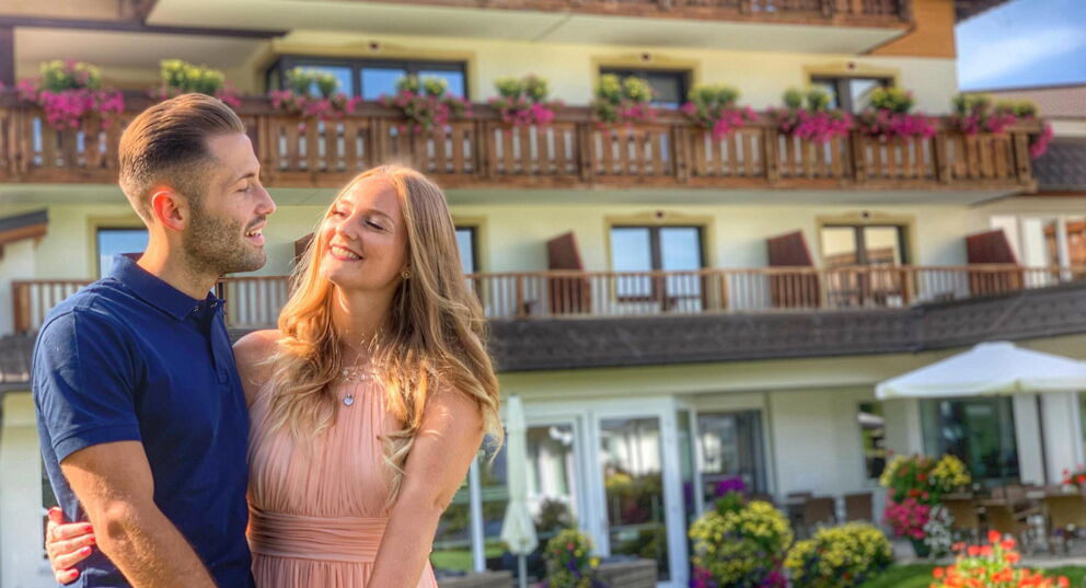 Verliebtes Pärchen vor dem Alpenresort Schillerkopf in Vorarlberg