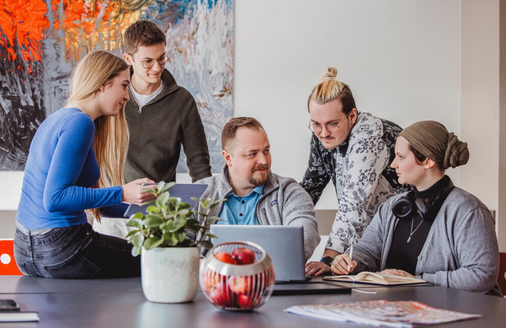 Treffen des Suchmaschinenoptimierungsteams in einer SEO-Agentur in Salzburg