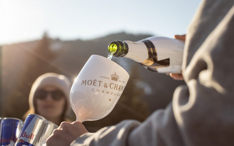 Moet Champagner in Glas einfüllend