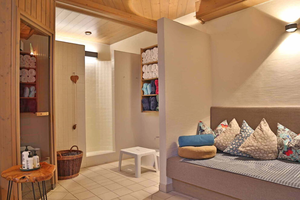 Kleiner Spa-Bereich mit Dusche und kleiner Sauna
