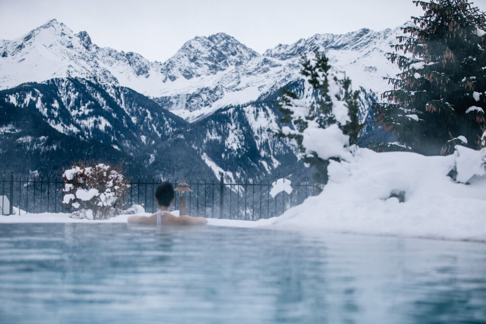 Eine Frau im Außenbereich des Schwimmbades des Schlosshotels Fiss