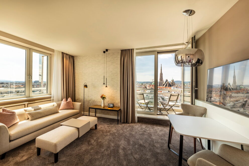 Große moderne Suite im luxuriösen Stil mit Blick auf den Stephansdom