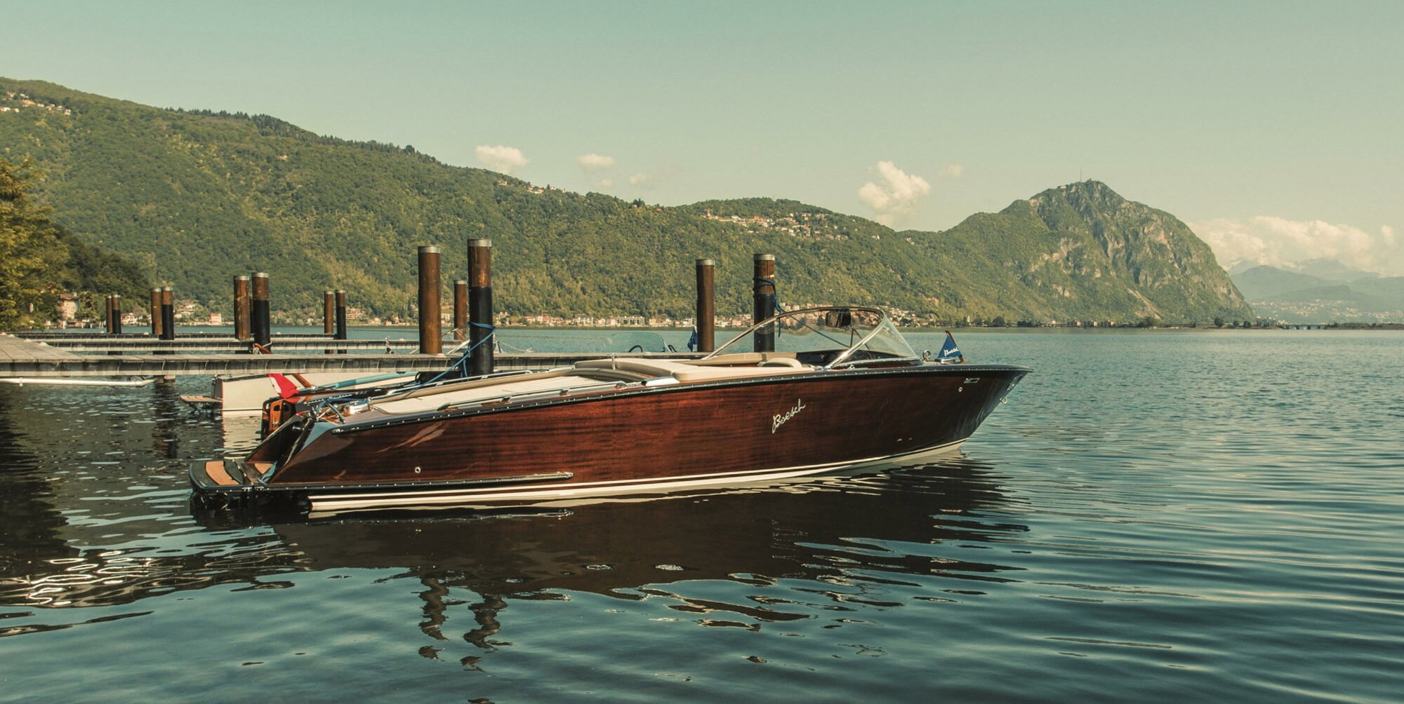 Stilvolles Motorboot am Wolfgangsee