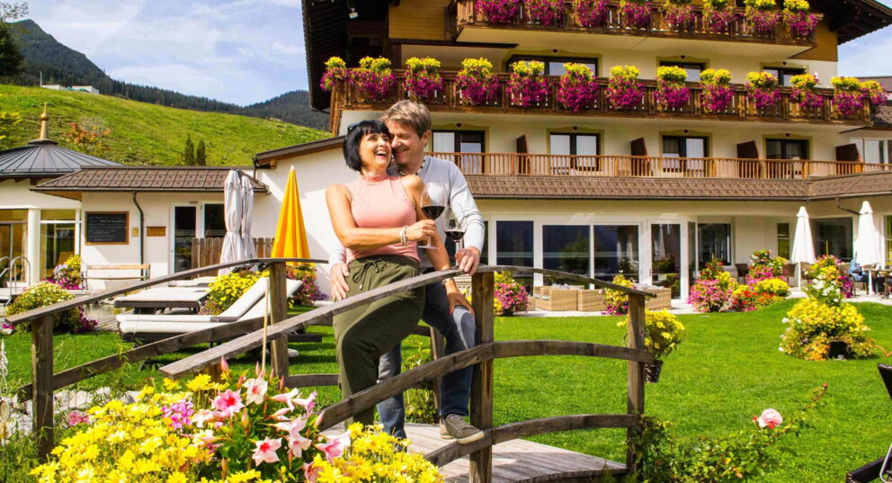 Verliebtes Paar im bunt blühenden Garten des Alpenresort