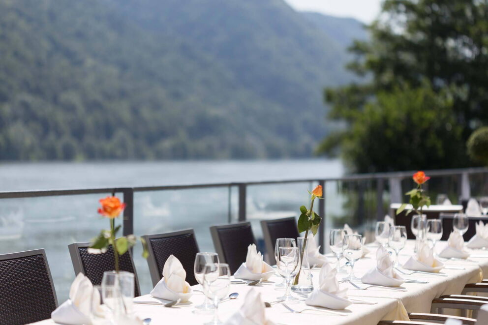 Schön gedeckter Tisch auf der Donauterrasse des Hotel Wesenufer