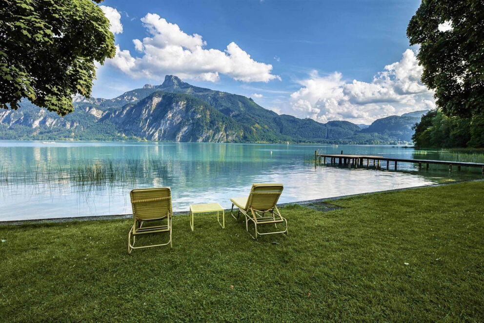 Kristall blauer Mondsee mit atemberaubendem Blick auf die Gebirgszüge des Salzkammerguts