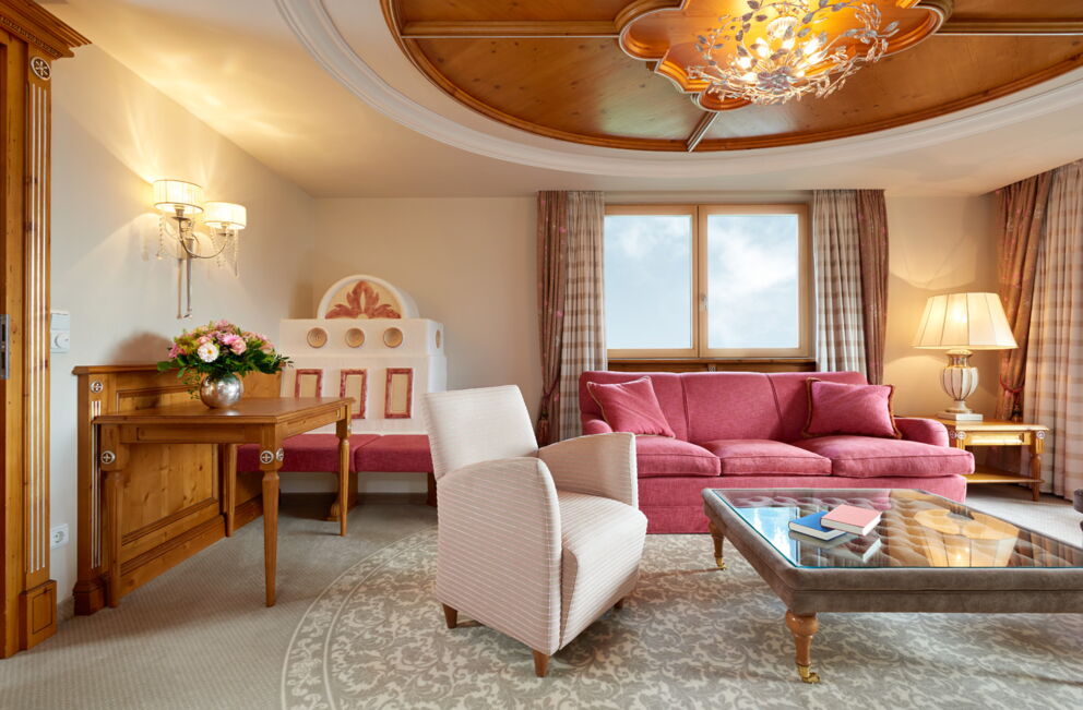 Der schön eingerichtete Wohnbereich der Romantik Suite im Hotel Krone