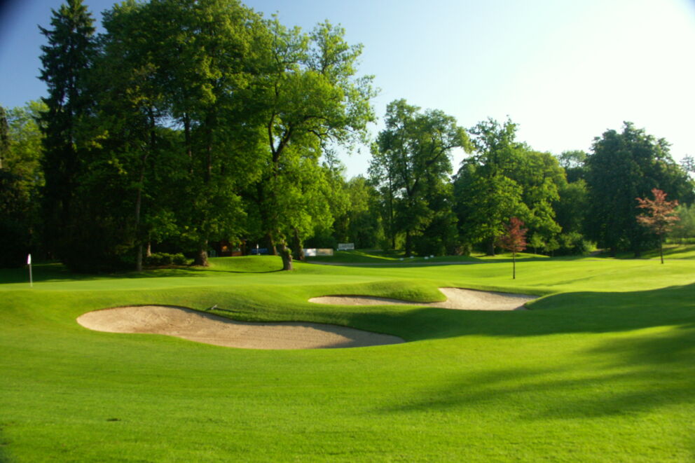 Golf im Grünen mit Sonne und Bäumen im Golfclub Klessheim in Salzburg