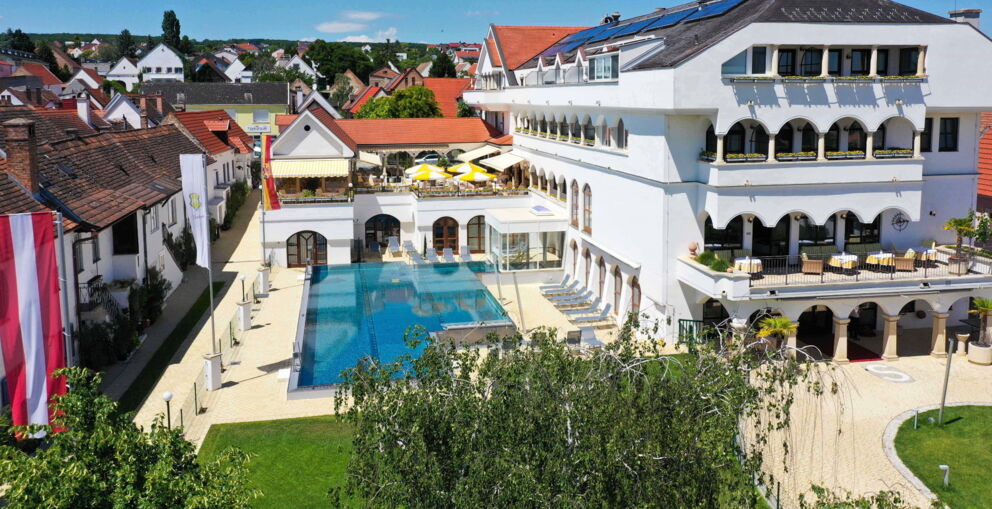 Aussenansicht mit Pool vom Hotel Schmidt