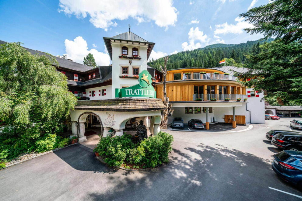 Das Hotel Trattlerhof in der außen Ansicht.