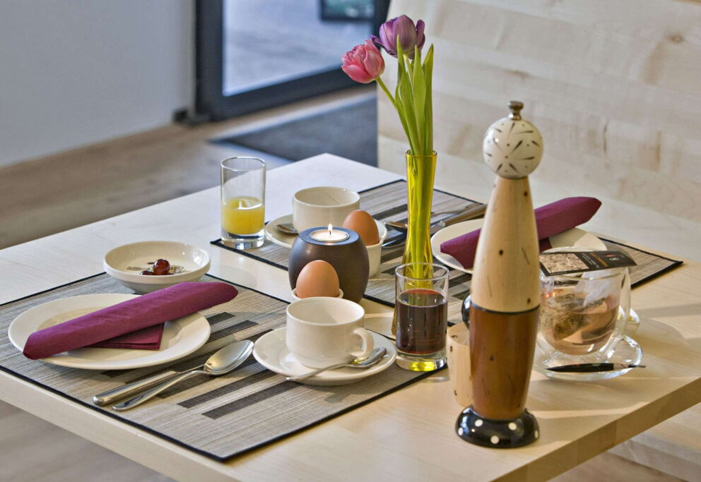 Kleiner fein gedeckter Frühstückstisch im Hotel Talblick