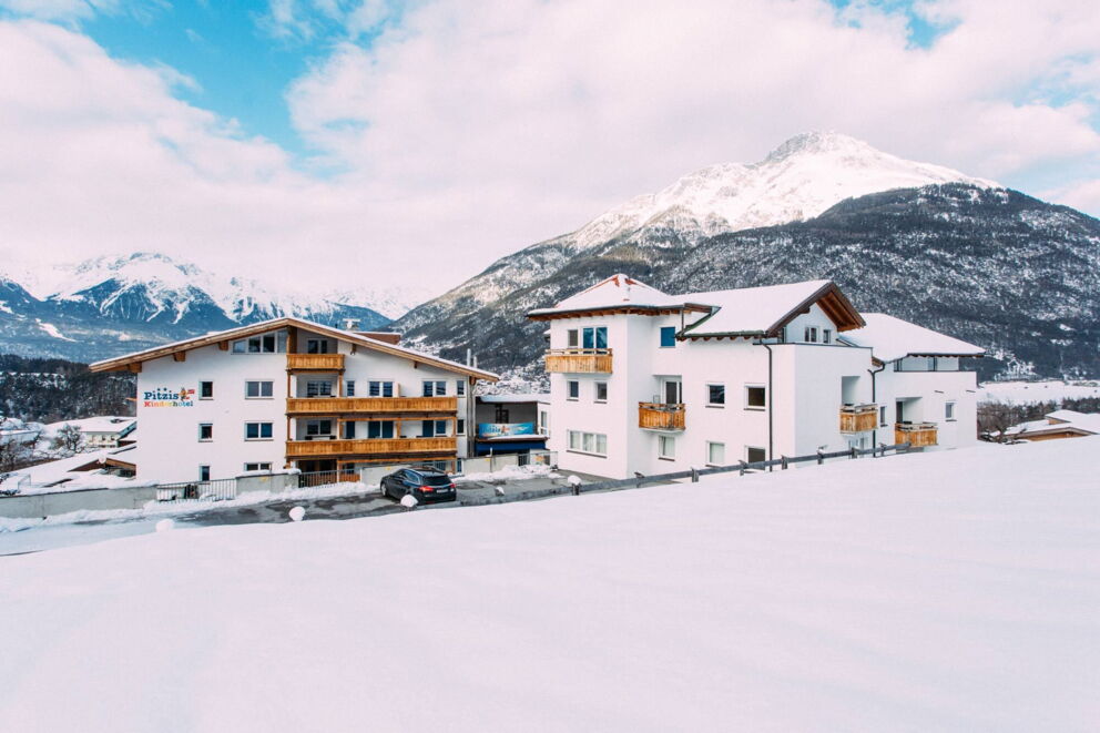 Pitzis Kinderhotel Außenansicht Winter