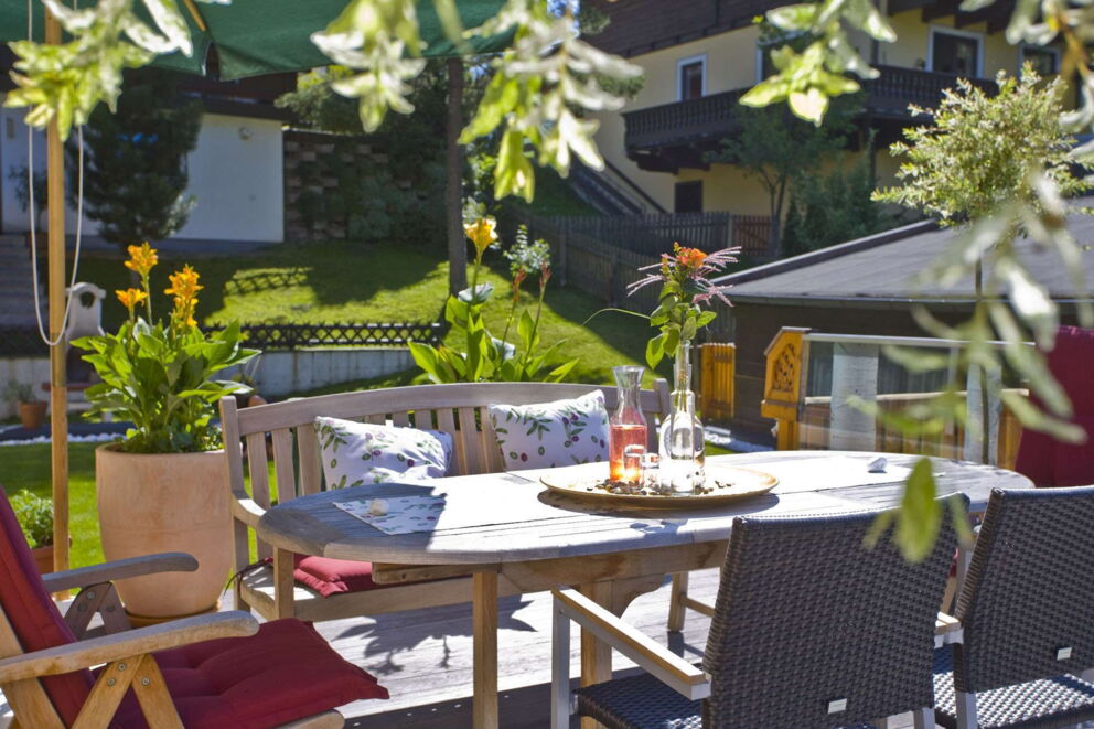 Terrasse mit Sitzgelegenheiten zum Zusammensitzen