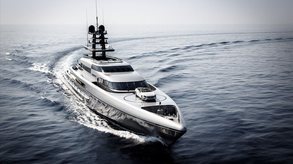 Luxuriöse Superjacht mit weißem Mercedes am Deck