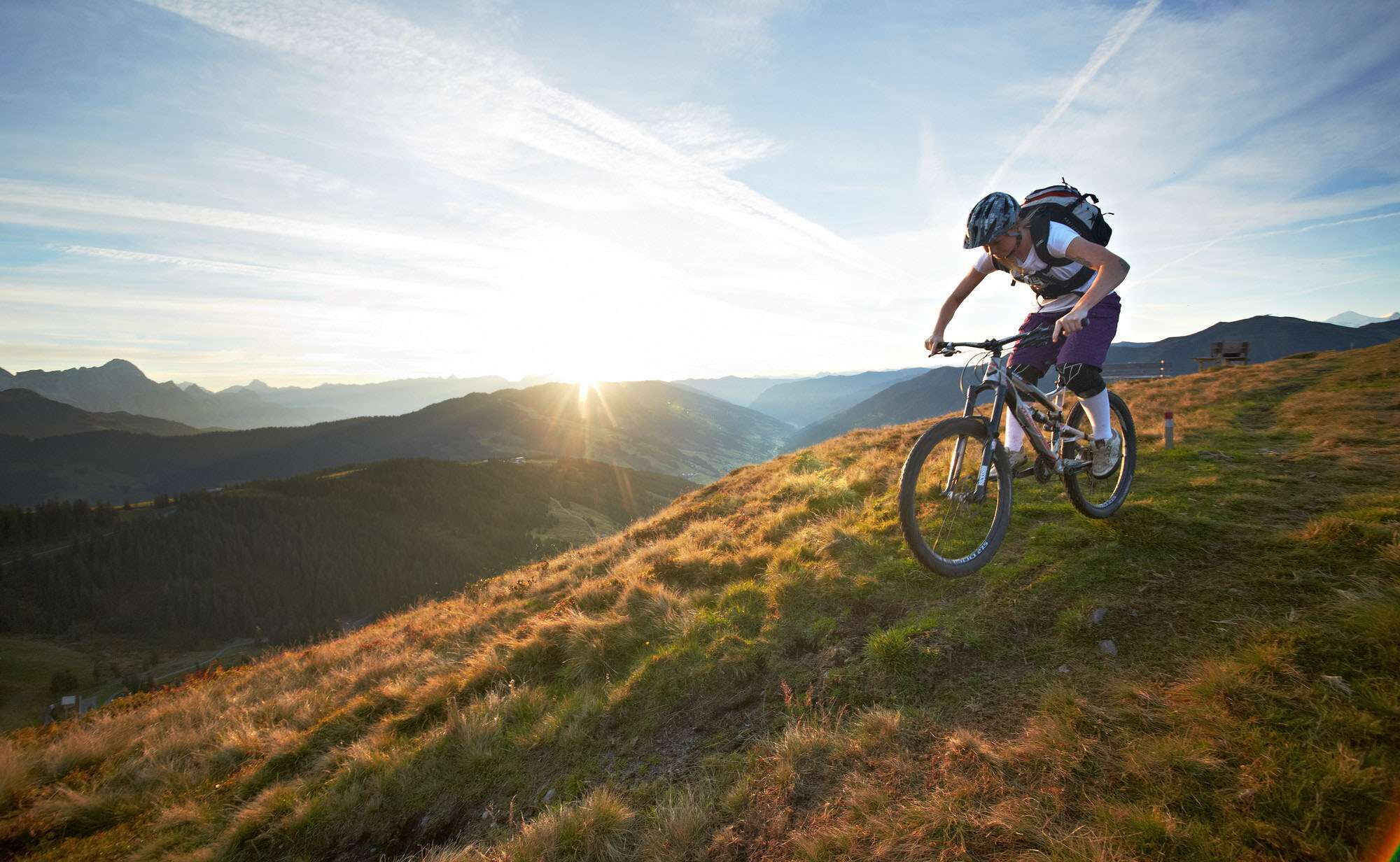 Mountainbiker im Gebirge bei wunderschönem Sonnenaufgang