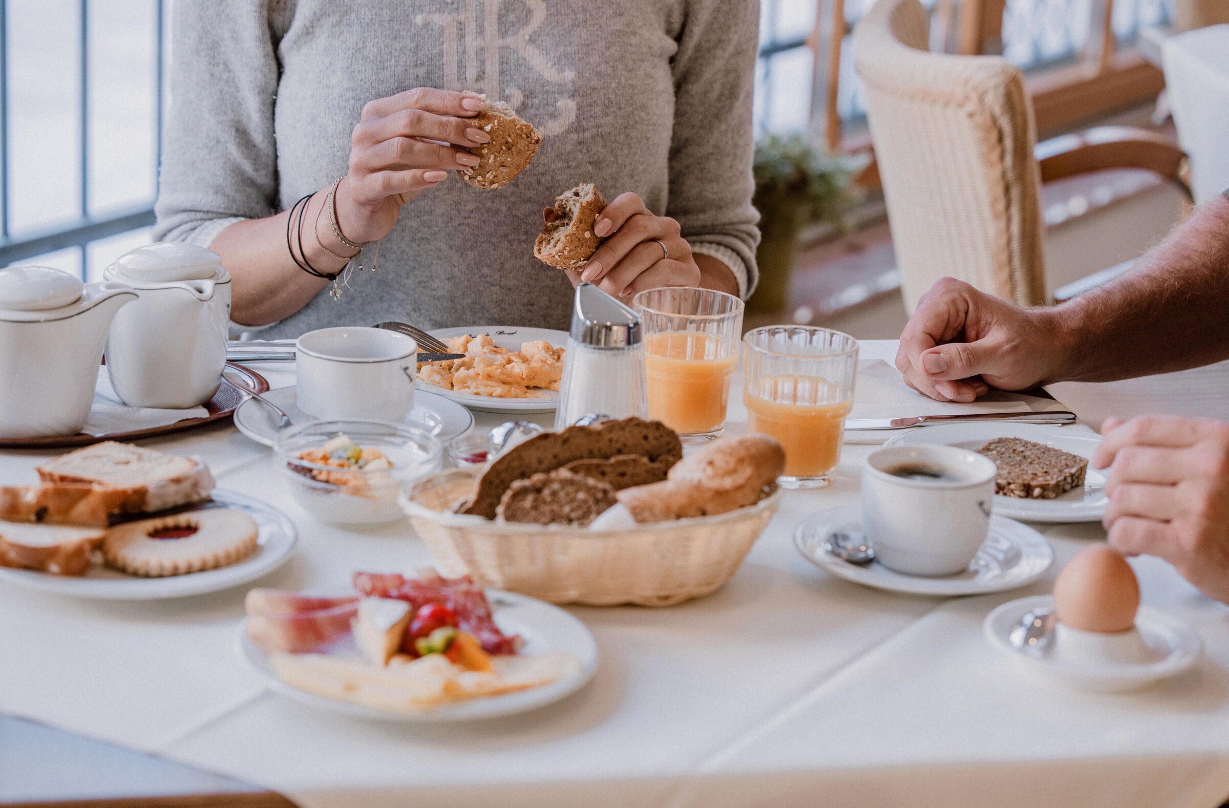 Leckeres Frühstück mit Eiern, Wurst, Gebäck und Mehlspeisen im Hotel Binggl