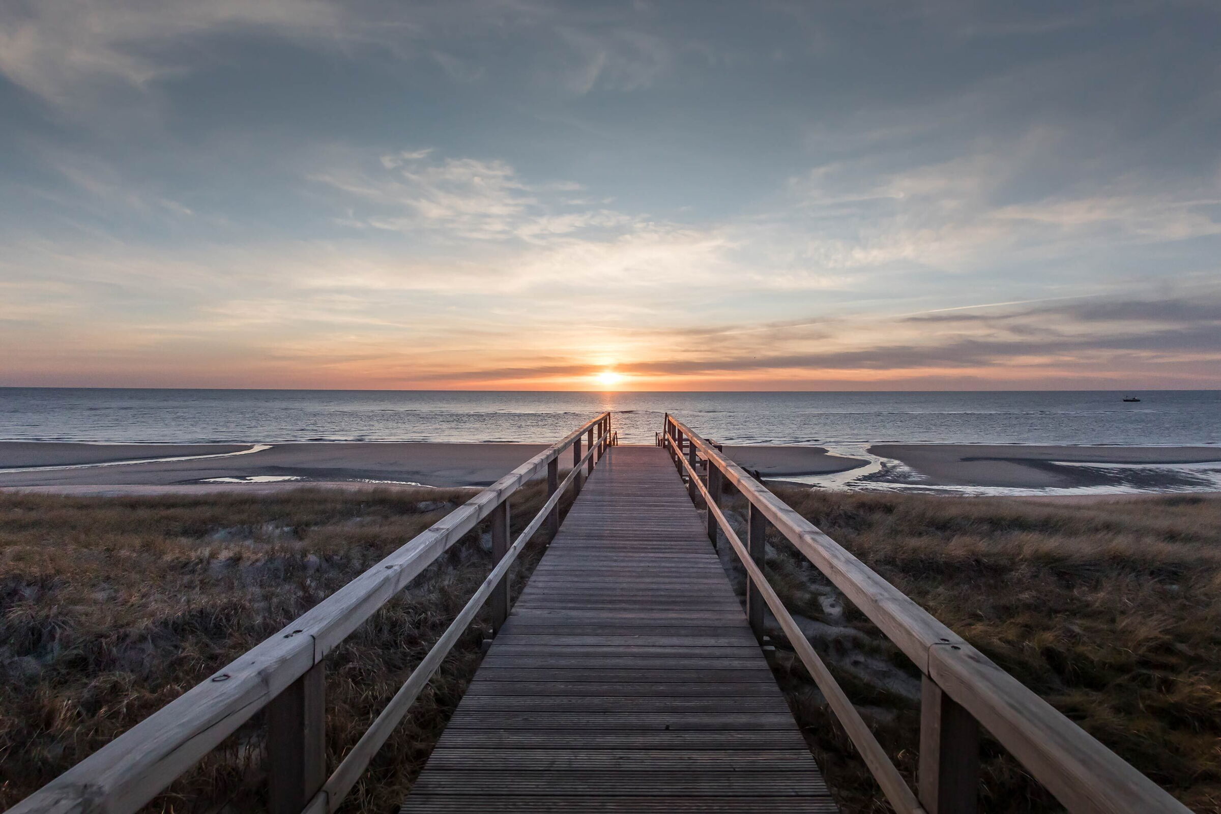 Steg mit Abendsonne am Strand