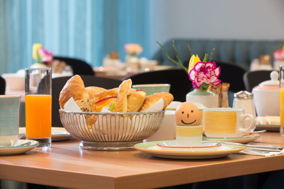 Frühstücksangebot mit frischem Gebäck, Eiern und weiteres im Hotel Capricorno