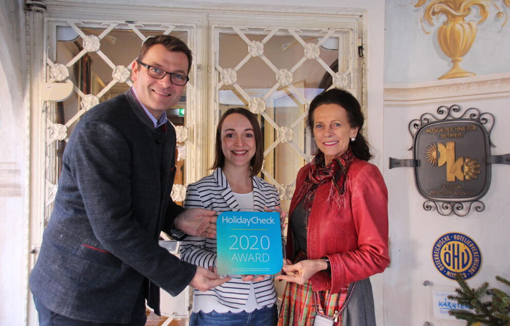 Familie Forsting bei der Übergabe des HolidayCheck 2020 Award
