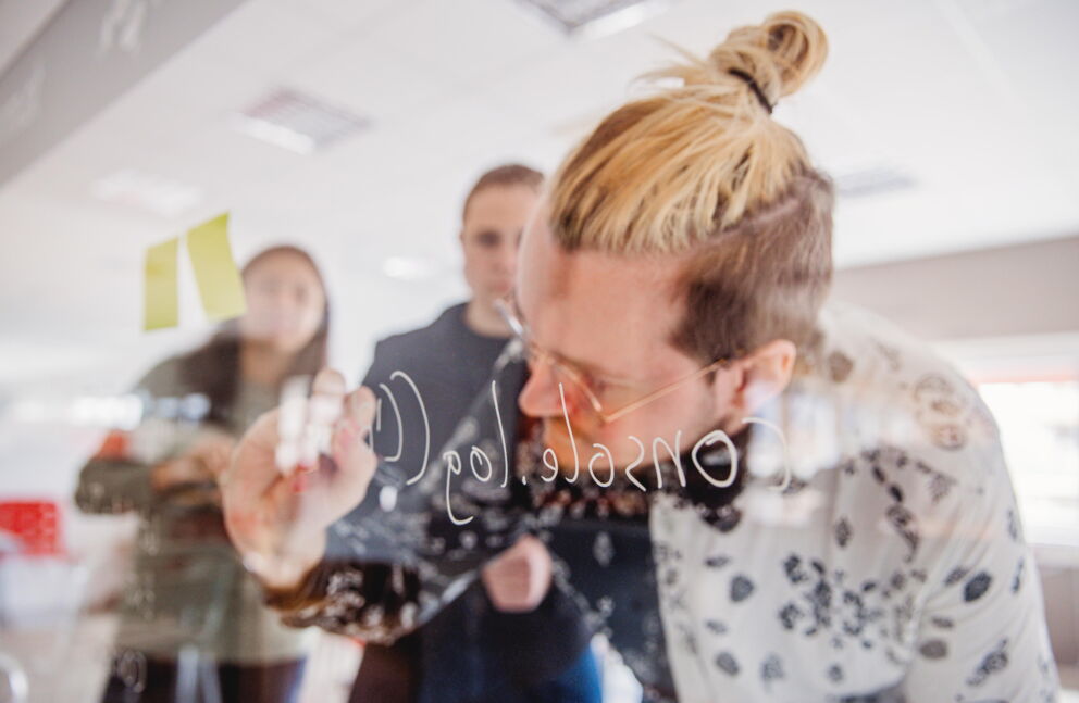 Mitarbeiter Breefing in der Digital Agentur NCM in Salzburg