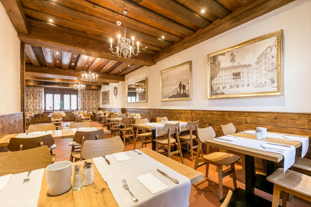 Hotel Sailer Saal mit gedeckten Tischen