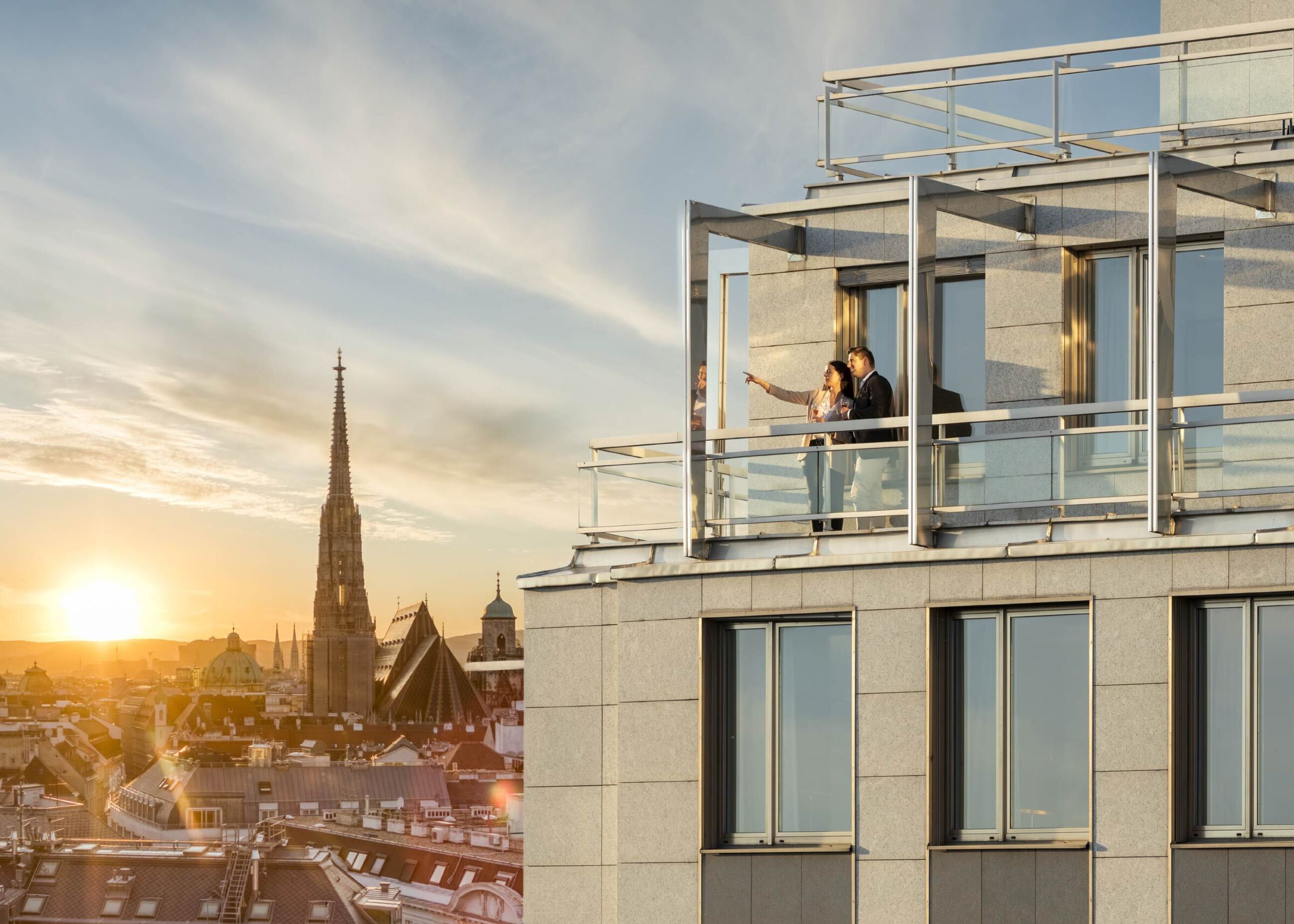 Schick Hotel in Wien beleuchtet durch den Sonnenuntergang am Wiener Horizont