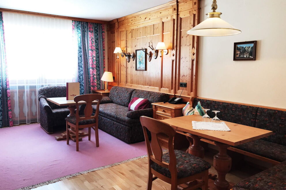 Traditionell eingerichtete Alpen-Suite im Jagdhaus Stil