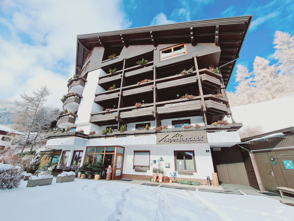 Das verschneite Aparthotel Alpenlandhof von vorne