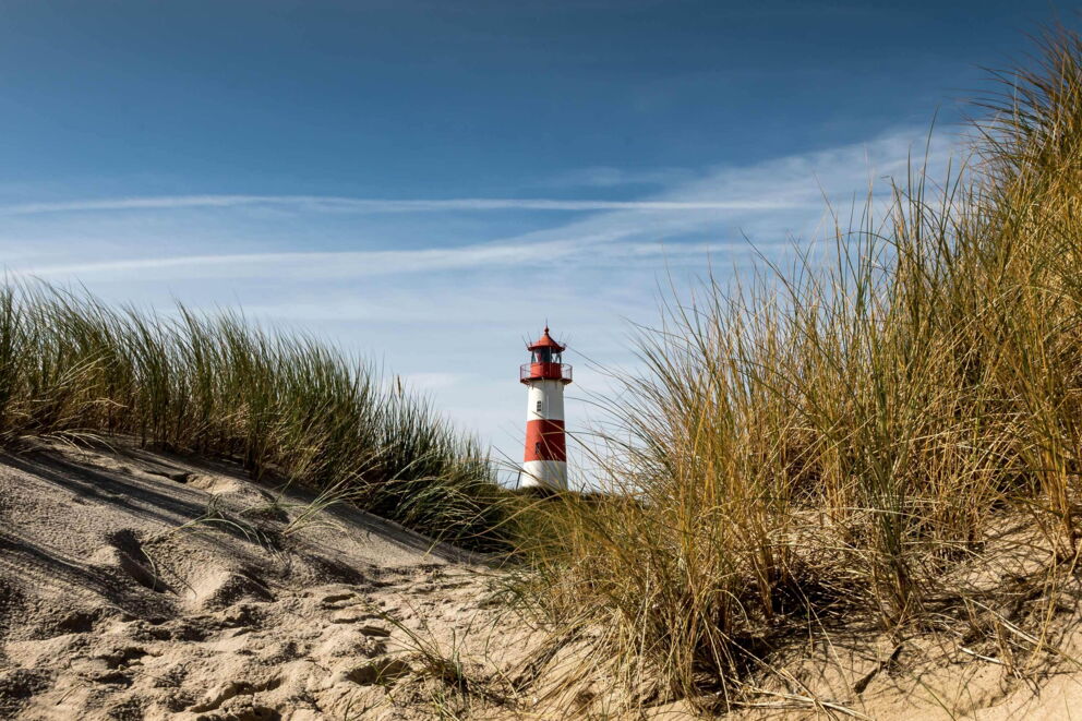 Strand in Sylt mit Leuchtturm im Hintergrund