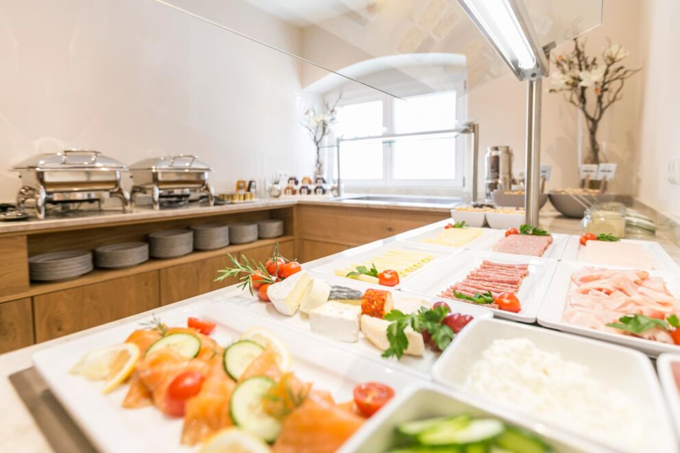 Frühstück mit Lachs und Wurst im Hotel Sailer Innsbruck