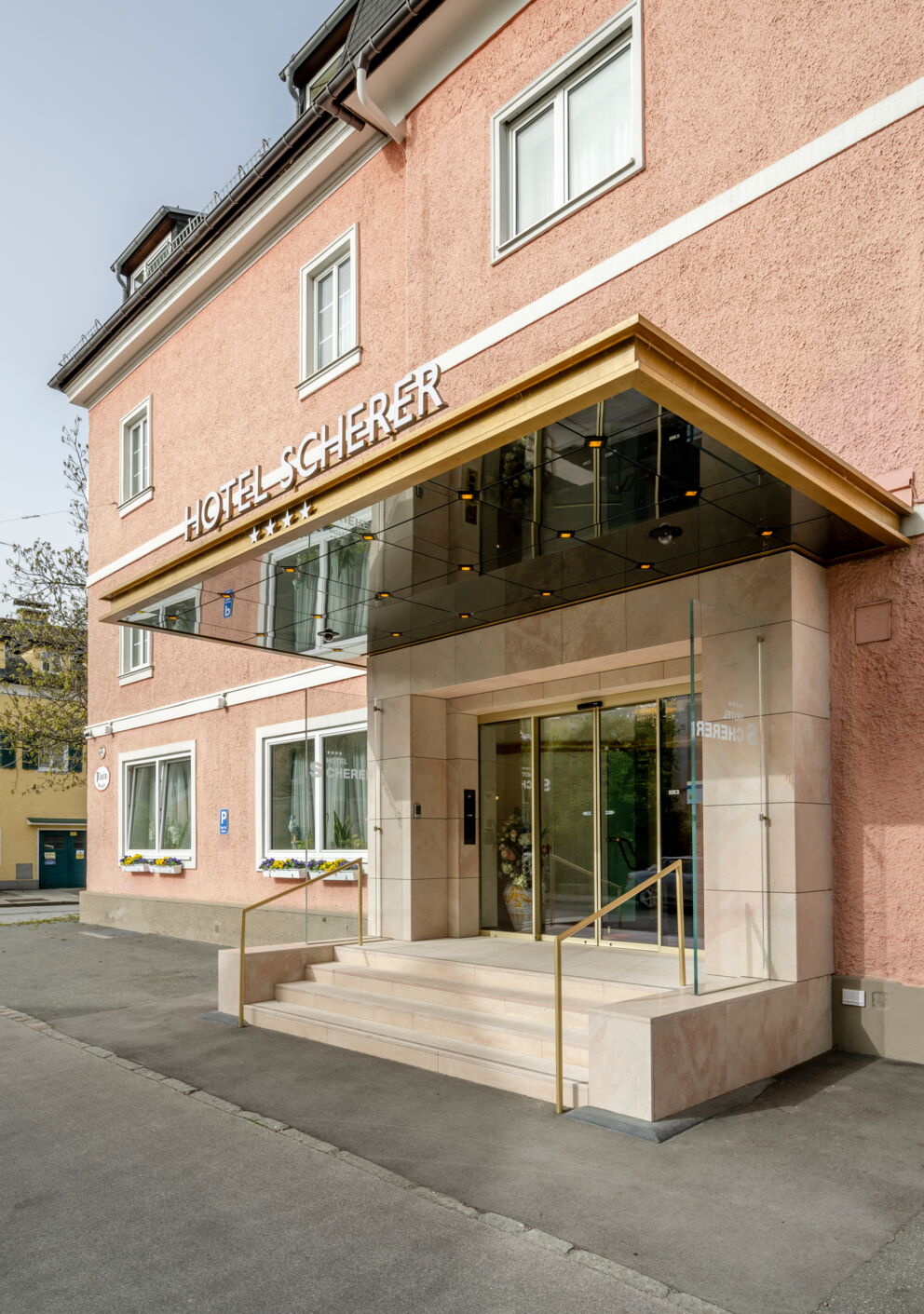Haupteingang des 4-Sterne-Hotels Scherer