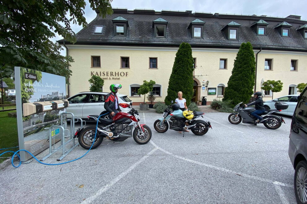 Ladestation für Motorräder vorm Hotel