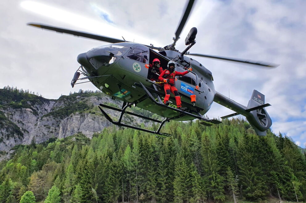 Helikopter im Einsatz der Bergrettung im alpinem Gelände