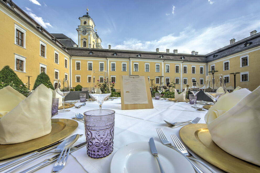 Ein schön bedeckter Tisch der im Schlossgarten des Restaurant Culinaro steht im Schlosshotel Mondsee