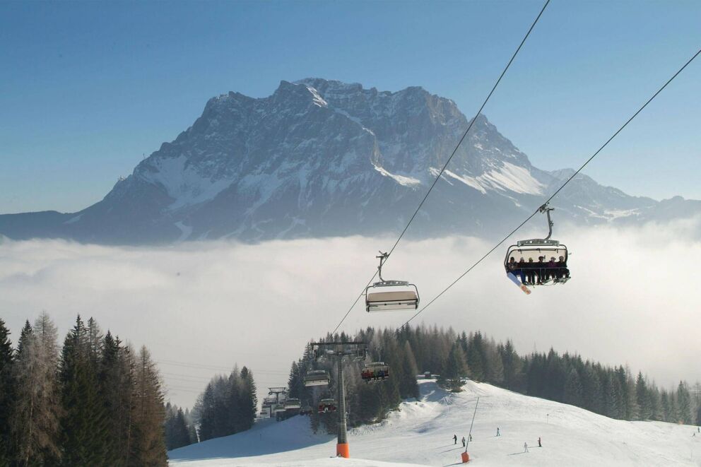 Breite Skipiste mit einem Skilift in der Tiroler Berglandschaft