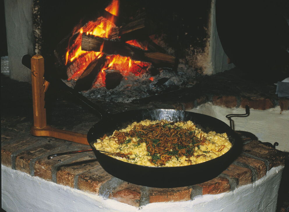 Traditionell in Pfanne Gekochte Käsespäzle mit gerösteten Zwiebeln
