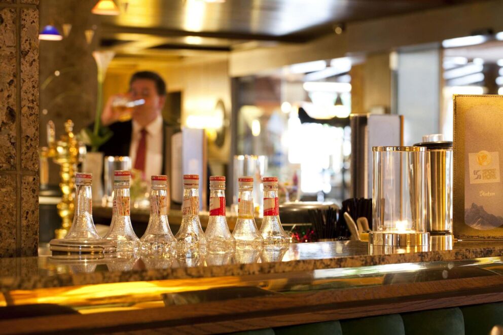 Bartresen mit verschiedenem Getränke Sortiment im Sporthotel St. Anton