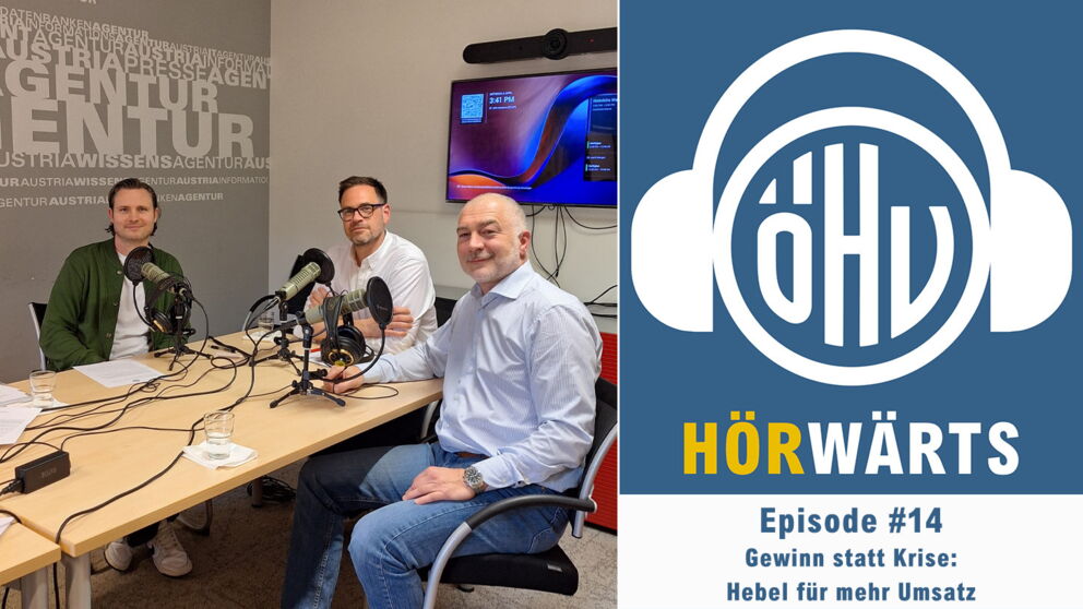 Ein Bild mit Michael Mrazek und den Produzenten des ÖHV Podcast Hörwärts. Die drei Personen haben eine Mikrofon vor sich. Neben dem Bild ist das Podcast Logo, die Episode 14 und der Name der Folge "Gewinn statt Krise: Hebel für mehr Umsatz" dargestellt.