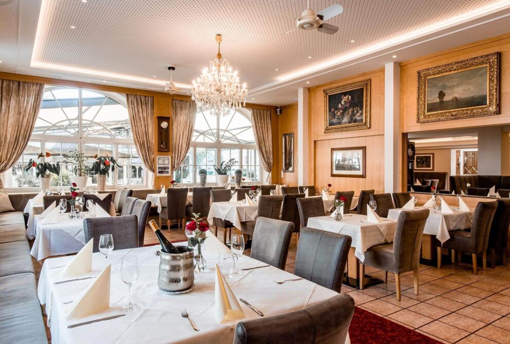 Prunkvoller Speisesaal des Krone Mondsee mit Gemälden und Kronleuchtern