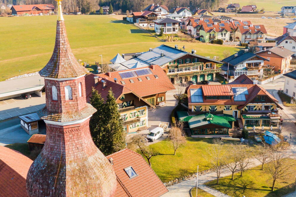 Blick von dem Kirchturm der Pfarre St. Martin in Hallwang auf den Landgasthof Kirchbichl